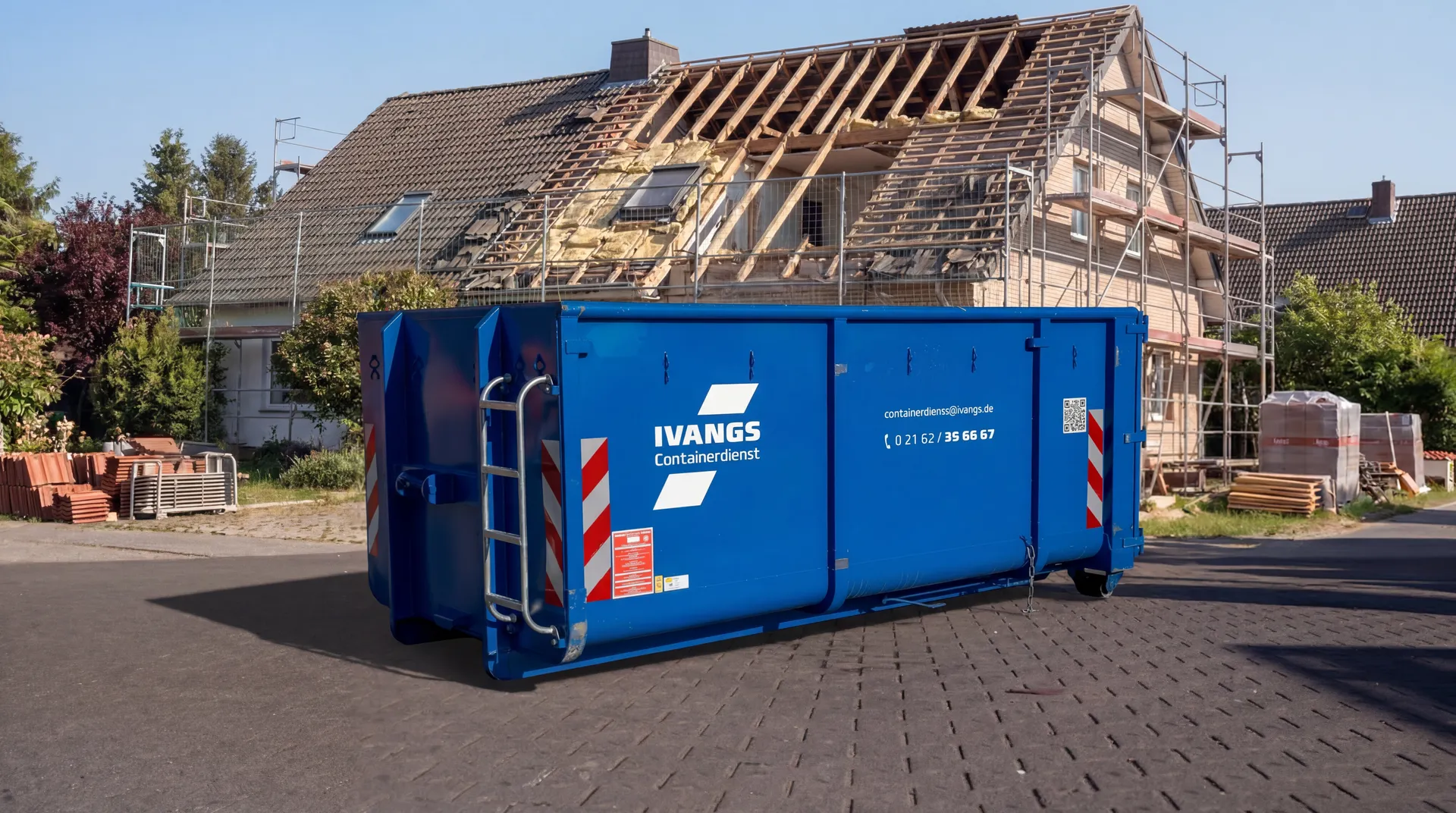 Abrollcontainer von IVANGS Containerdienst auf einer Baustelle in Viersen